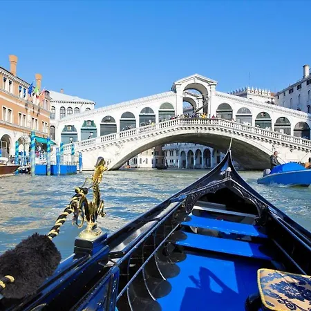 里亚托套房707号住宿加早餐旅馆 4*