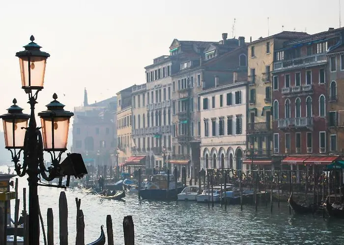 לינה וארוחת בוקר Rialto 707 4*