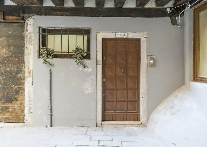 לינה וארוחת בוקר Rialto 707 4*