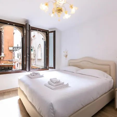 Rialto 707 Bed & Breakfast 4*