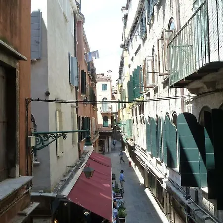 里亚托套房707号住宿加早餐旅馆 2*